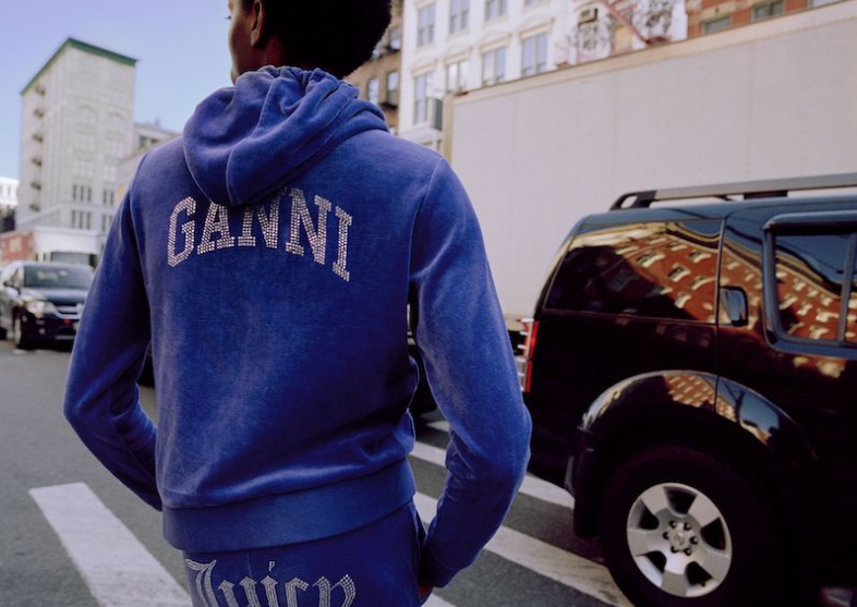 GANNI 与 Juicy Couture 联合推出复古胶囊系列，将提供三种颜色